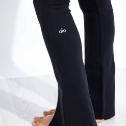 Airbrush 7/8 High Waisted Flutter Legging - Black 8 Airbrush 7/8 High Waisted Flutter Legging - Black -Default Template 3 Alo Yoga AIRBRUSH HIGH WAIST 7 8 FLUTTER LEGGING W51109R Black 0004