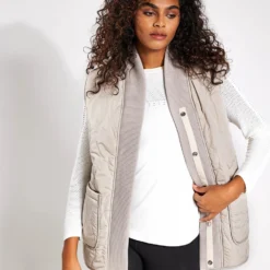 Varley Covey Reversible Quilt Gilet - Dove/Sandshell 9 Varley Covey Reversible Quilt Gilet - Dove/Sandshell -Default Template 3 Varley Covey Reversible Quilt Gilet VAR01598 Dove Sandshell 0003