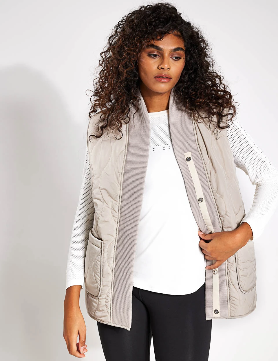 Varley Covey Reversible Quilt Gilet - Dove/Sandshell 4 Varley Covey Reversible Quilt Gilet - Dove/Sandshell - Image 4