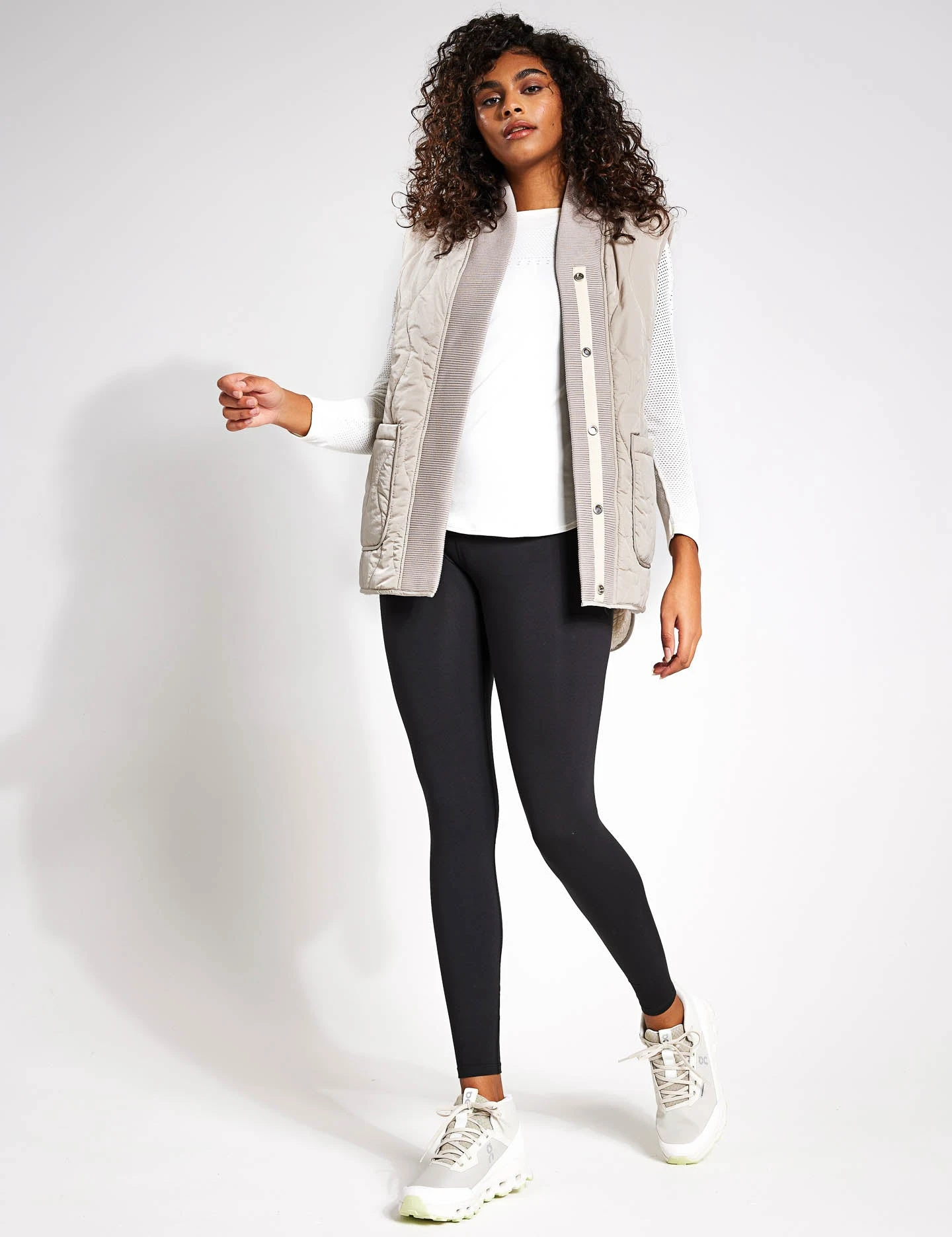 Varley Covey Reversible Quilt Gilet - Dove/Sandshell 3 Varley Covey Reversible Quilt Gilet - Dove/Sandshell - Image 3