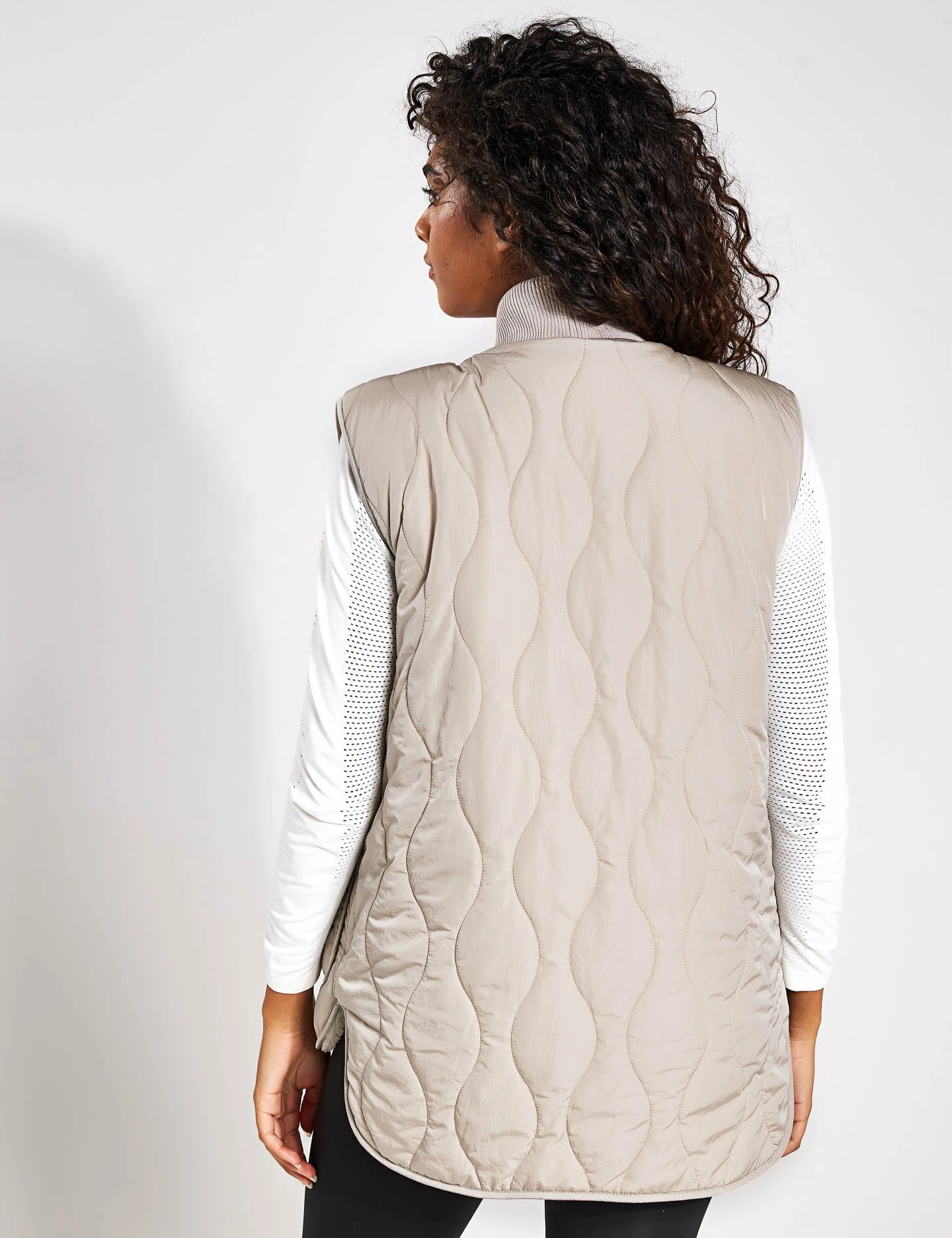 Varley Covey Reversible Quilt Gilet - Dove/Sandshell 2 Varley Covey Reversible Quilt Gilet - Dove/Sandshell - Image 2