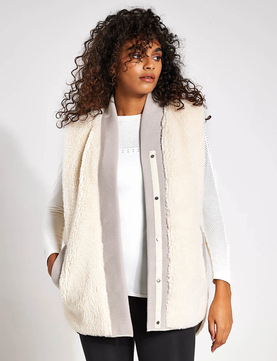 Varley Covey Reversible Quilt Gilet - Dove/Sandshell 1 Varley Covey Reversible Quilt Gilet - Dove/Sandshell