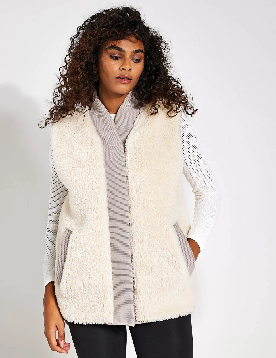 Varley Covey Reversible Quilt Gilet - Dove/Sandshell 5 Varley Covey Reversible Quilt Gilet - Dove/Sandshell - Image 5