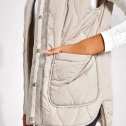 Varley Covey Reversible Quilt Gilet - Dove/Sandshell 11 Varley Covey Reversible Quilt Gilet - Dove/Sandshell -Default Template 3 Varley Covey Reversible Quilt Gilet VAR01598 Dove Sandshell 0035