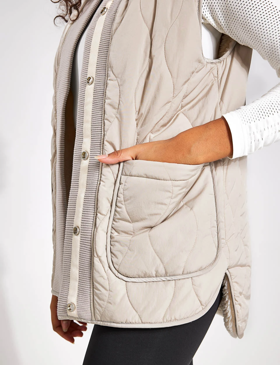 Varley Covey Reversible Quilt Gilet - Dove/Sandshell 6 Varley Covey Reversible Quilt Gilet - Dove/Sandshell - Image 6