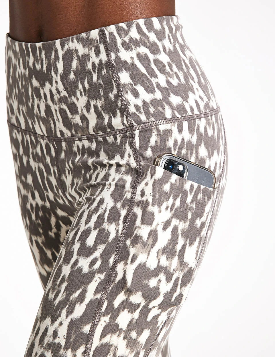 Varley Move Pocket Legging High 25" - Roasted Cashew Brushed Spot 3 Varley Move Pocket Legging High 25" - Roasted Cashew Brushed Spot - Image 3