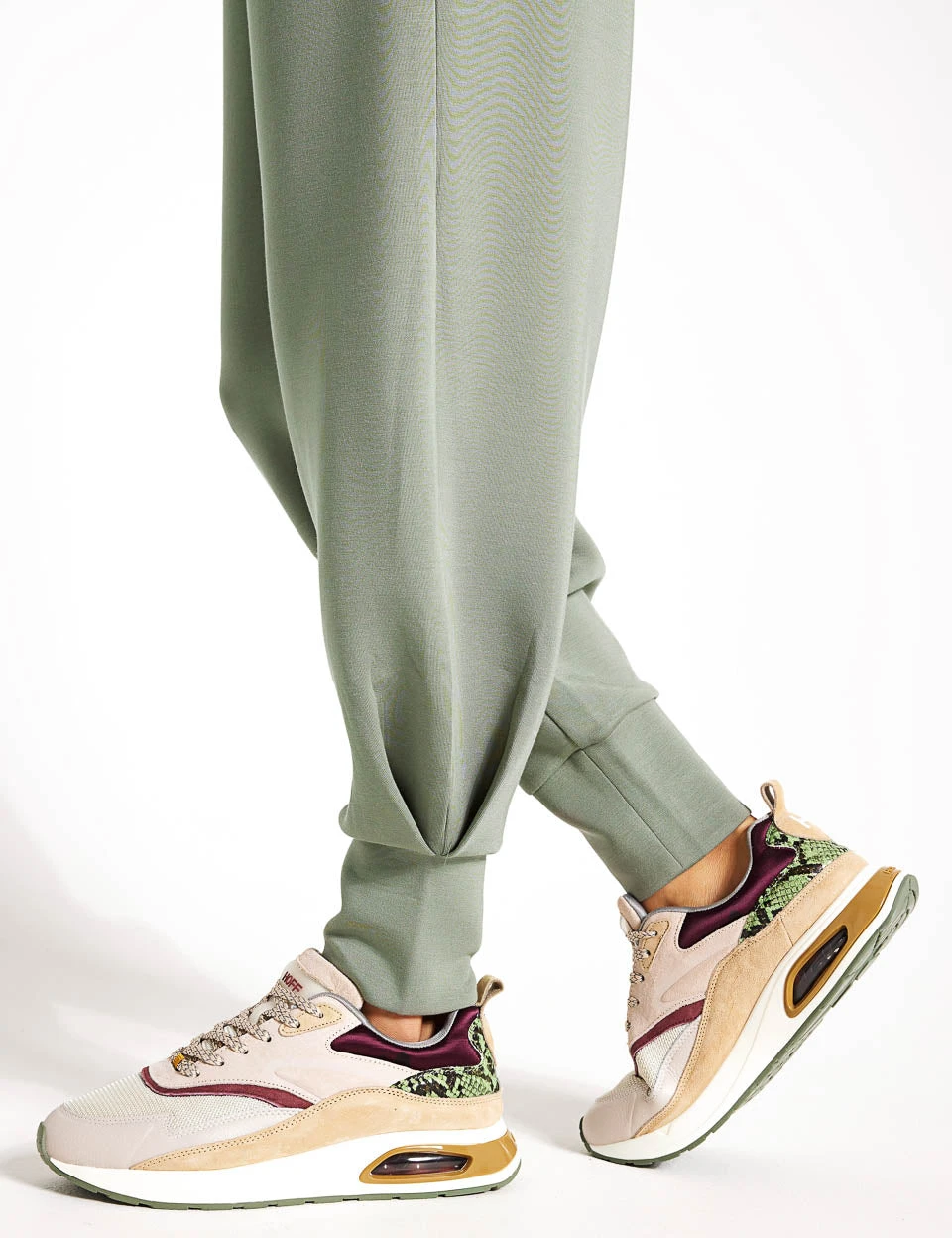 Varley The Relaxed Pant 27.5" - Shadow 4 Varley The Relaxed Pant 27.5" - Shadow - Image 4