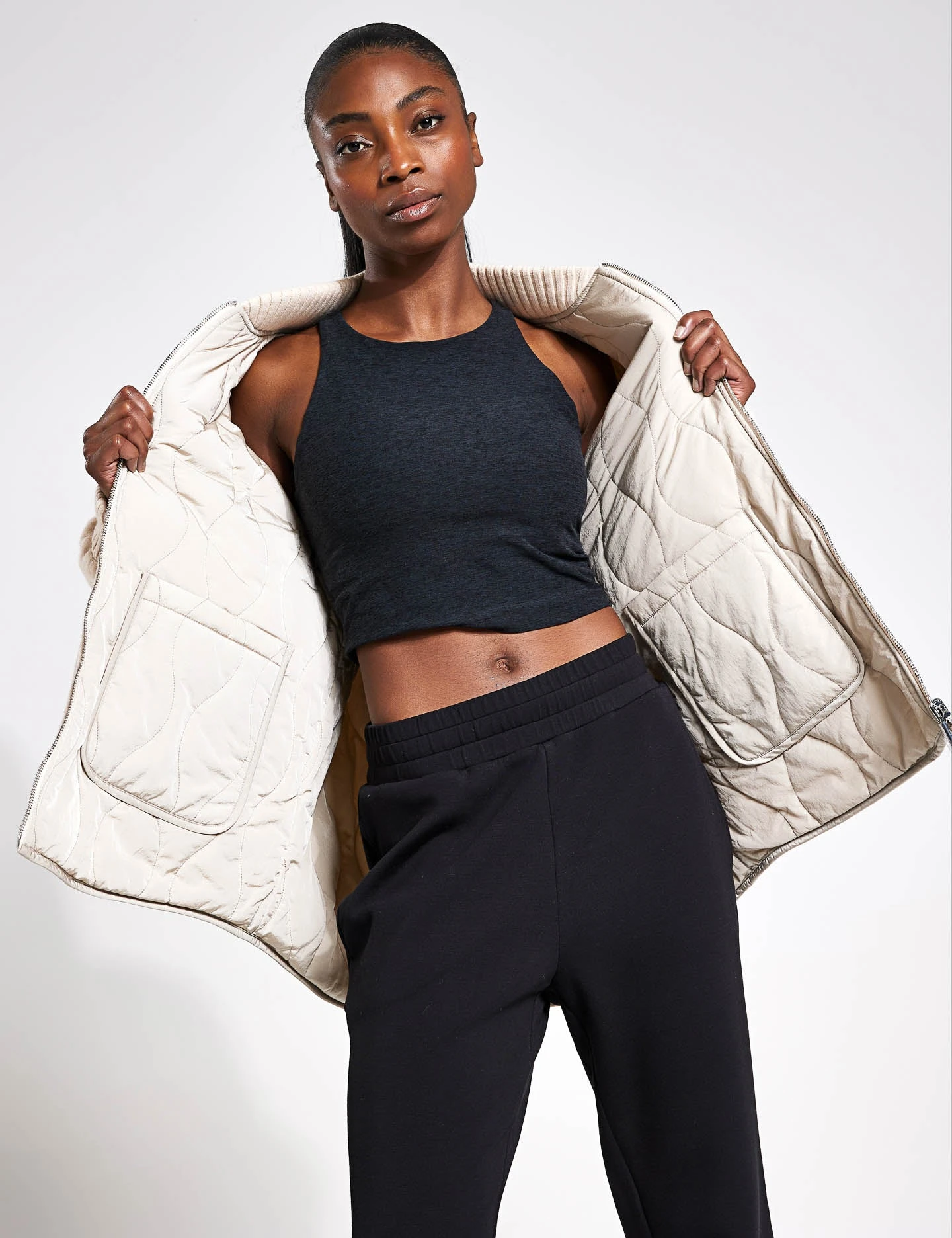 Varley Reno Reversible Quilt Jacket - Sandshell 4 Varley Reno Reversible Quilt Jacket - Sandshell - Image 4