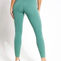 Vuori Daily Legging - Garland 8 Vuori Daily Legging - Garland -Default Template 3 Vuori Yosemite Bra VW104 GRD Garland 0026